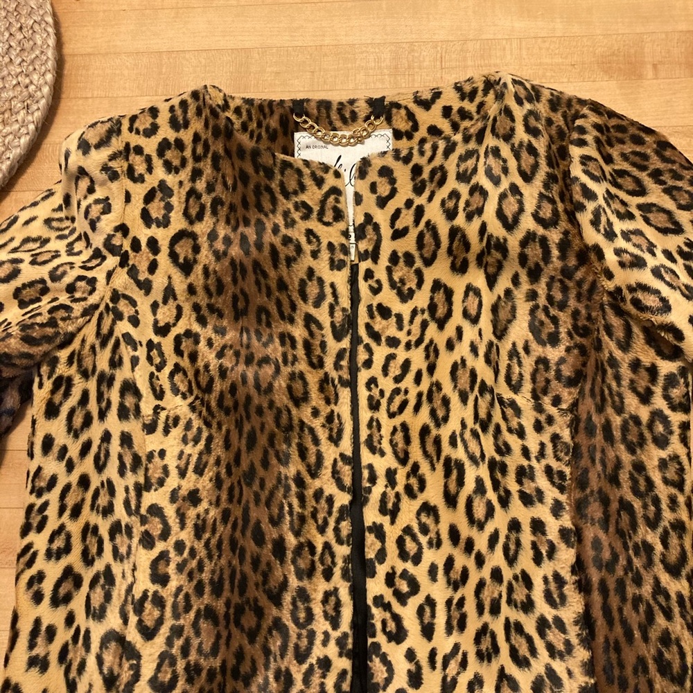 Beautiful leopard print short jacket